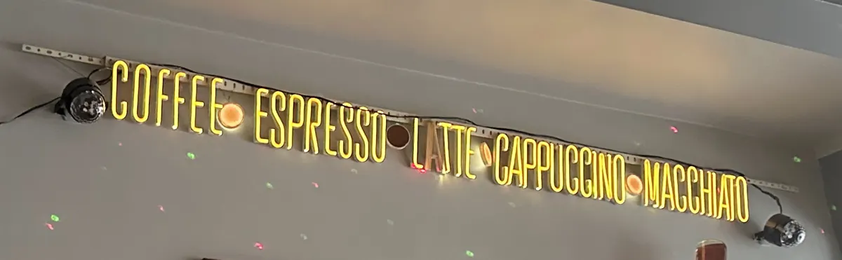 Gelbe Leuchtschrift mit Kaffeesorten