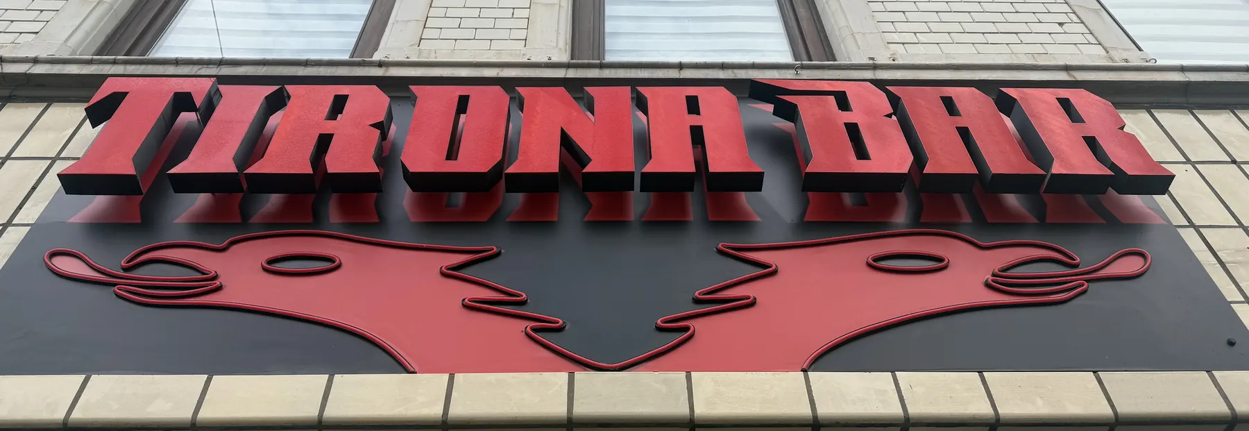 Das rote Schild der Tirona Bar mit Doppeladler über dem Eingang an der Hastedter Heerstraße