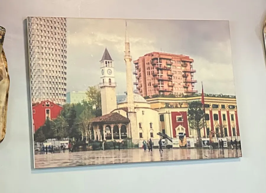 Bild vom Skanderbeg-Platz in Tirana an der Wand